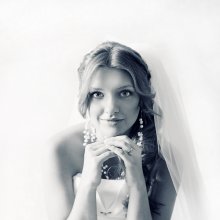 a simple portrait of a bride with beautiful eyes / ***