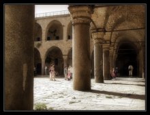 columns of the inn / ***