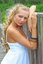 blonde at the fence / ***