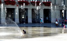 Pranks child by the fountain / ***