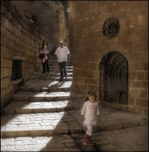 down the stairs / ***