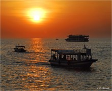 Rush hour on Lake Tonle Sap / ***