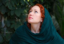 Portrait of Svetlana in a headscarf / MARY MAGDALENE:
Try not to get worried, try not to turn on to
Problems that upset you, oh.
Don't you know
Everything's alright, yes, everything's fine.
And we want you to sleep well tonight.
Let the world turn without you tonight.
If we try, we'll get by, so forget all about us tonight
APOSTLES' WIVES:
Everythings alright, yes, everything's alright, yes.
MARY MAGDALENE:
Sleep and I shall soothe you, calm you, and anoint you...
Myrrh for your hot forehead, oh.
Then you'll feel
Everything's alright, yes, everything's fine.
And it's cool, and the ointment's sweet
For the fire in your head and feet.
Close your eyes, close your eyes
And relax, think of nothing tonight.