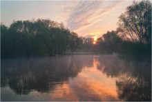 Fog on the river is born / ***