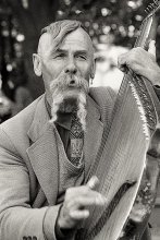 Bandore player. / ***