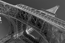Eiffel Tower / ***