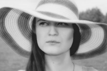 lady in a hat / ***
