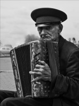 Accordionist / ***