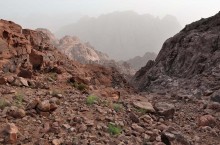 Bends the red mountains / ***