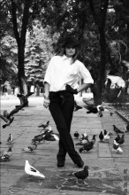 Girl with doves / ***