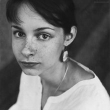 Girl in white shirt / http://www.art-photostories.com/
