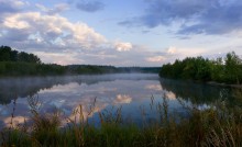 Fell into the water at dawn clouds / ***