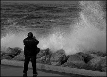 PHOTOGRAPHER AND STORM ... / ****************