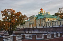 Little House in the autumn park) / ***