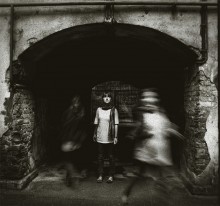 B&W / ------------