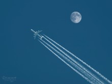 Vorbei an den Mond / .......