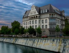 Live near the river / ***