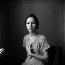 Alenka (portrait with one hand) / .................