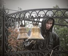 The bell-ringer. Rain. Autumn ... / ***