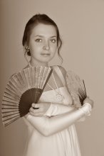 Girl with two fans / ***