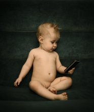 "Mom, I'm calling you! Where diapers???" / ***