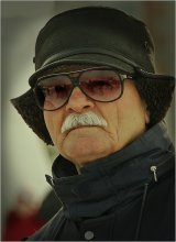  / ***
