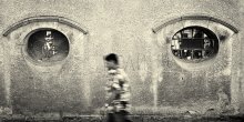 The eyes of the old house. / ***