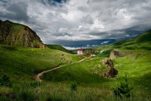 A lone house in the mountains / ***