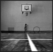 walkings along the edge / ***