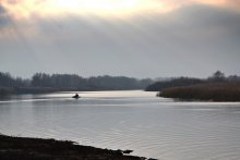 Fishermen on the lake / ***