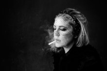 Anya smokes / ***