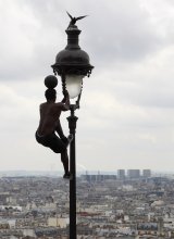 Silhouetten in den Hügeln von Montmartre. / ***