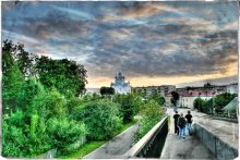 The city is preparing to sleep / ***