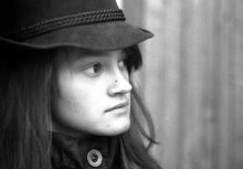 The girl in the hat / ***