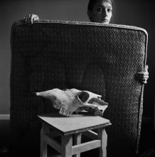 Pauline (Porträt mit Schädel) / ***