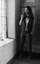 Girl with a pipe / ***