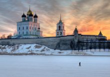 along the walls of the Kremlin / ****************