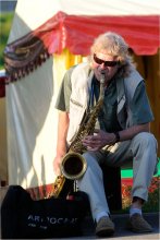 Play, the saxophone player / *****
