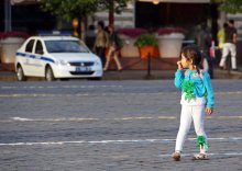Children look at the Red Square / ***