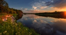 Along the shores of the river mirror / ***