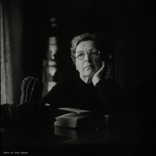 Portrait of a mother with a book and a cactus .. / ***