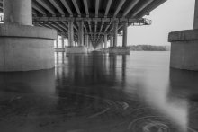 Under the bridge / ***