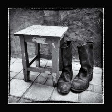alte Stiefel und Hocker / ***
