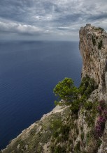On the edge of the earth / ***