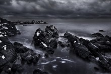 Schwarze Steine / ***