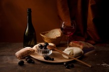 Olives and wine / ***