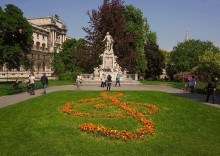 Mozart monument in the Imperial garden / ***