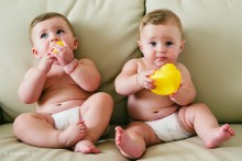 Adorable twin sisters / Twin sisters