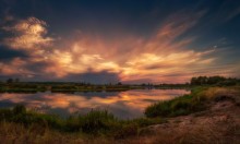The explosion of the sunset over the river / ***