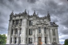 The House with Chimeras / ***